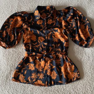 Puff sleeve blouse