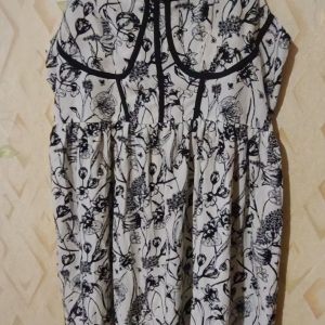 Summer dress with floral motifs