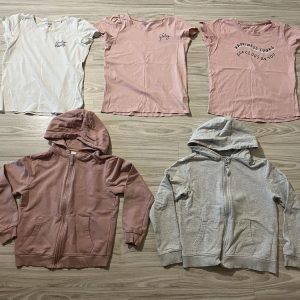 Lot of 3 Reserved t-shirts and 2 Sinsay sweatshirts, 146