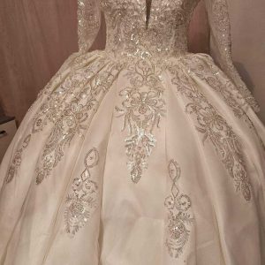 I am selling a wedding dress as a gift with a veil.