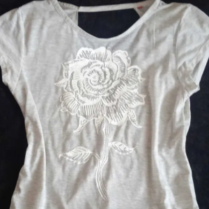 H&M women's t-shirt with rose and spectacular back - EXCELLENT!