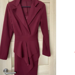 Elegant short burgundy dress