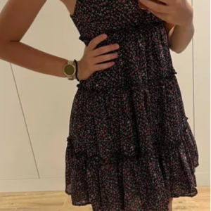 Pretty short dress with a floral motif
