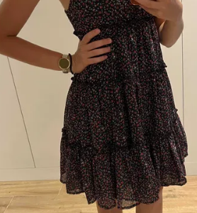 Pretty short dress with a floral motif