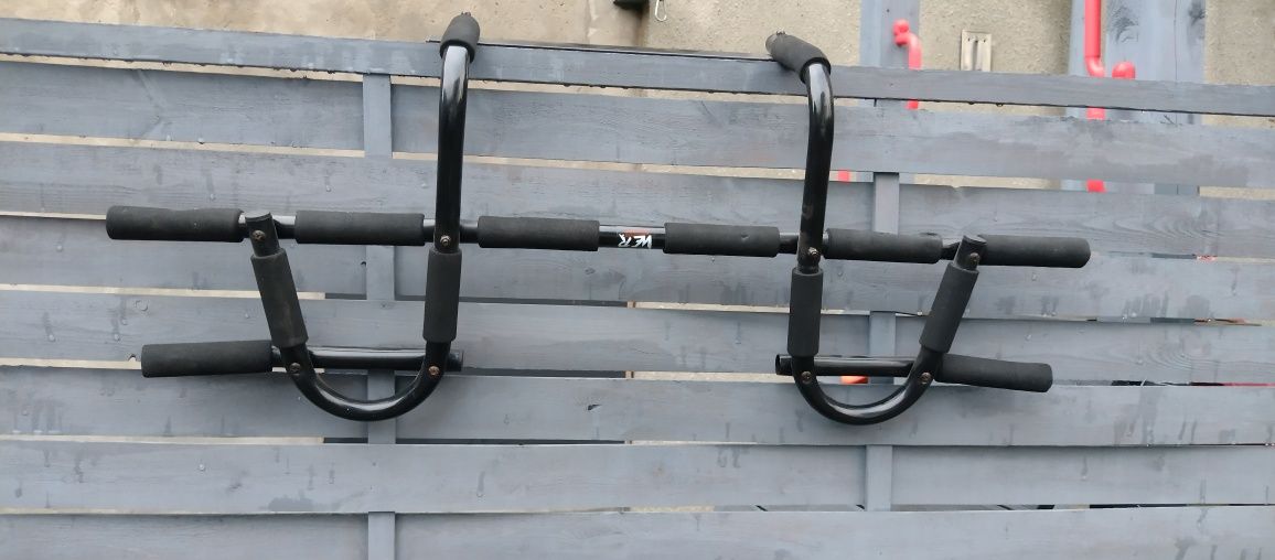 Exercise bar for door frame