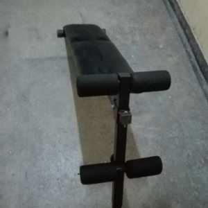 Incline bench for crunches training